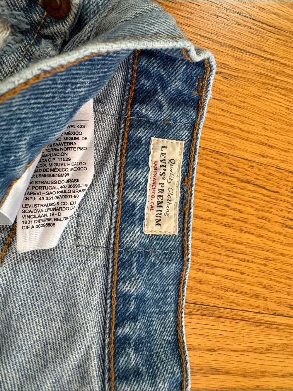 Women’s Levi's 501 Light Blue Denim button fly shorts size 25 - Picture 3 of 6